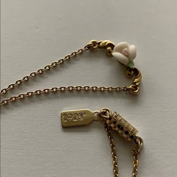 1928 Jewelry Necklace Fine Chain & Pale Porcelain Rose; 15” with original box - Picture 8 of 12